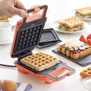 https://www.bigbuy.eu/2202706-product_card/2-in-1-waffle-and-sandwich-maker-with-recipes-wafflicher-innovagoods_258937.jpg
